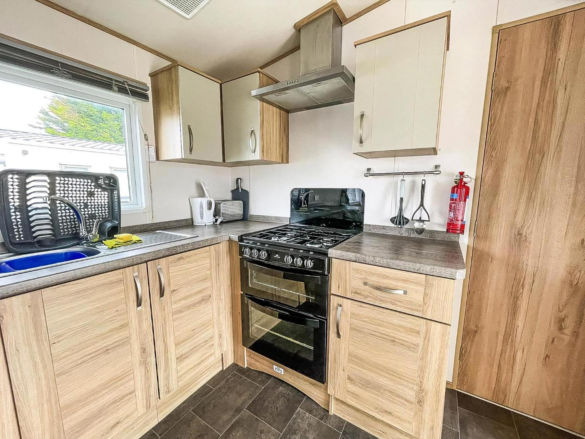 6 Berth Caravan With Decking At Seawick Holiday Park In Essex Ref 27549Sw كْلانكتون أون سي المظهر الخارجي الصورة